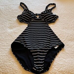 NWT 1 Piece Swimsuit Underwire Padded Bra Cutout Bathing Women’s XL Striped